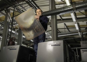 Fujifilm’in Flenex kalıpları, çarpıcı kitap kapağı tasarımlarına son rötuşları ekliyor