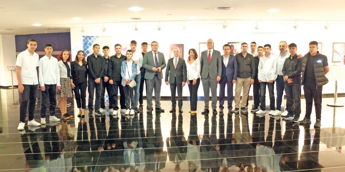 Okul – sanayi iş birliği bir fotoğraf sergisinde vücut buldu